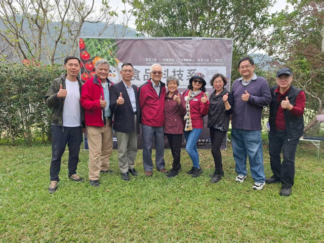 創建食科系黃正文前校長伉儷到場與會獻上祝福。(照片/中臺科大提供)