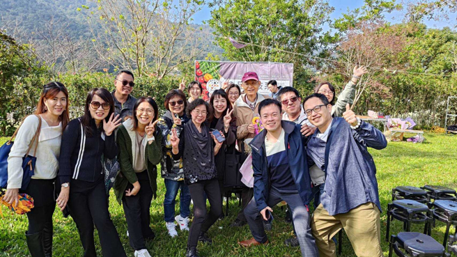 創系主任陳建元老師與畢業系友合影。(照片/中臺科大提供)