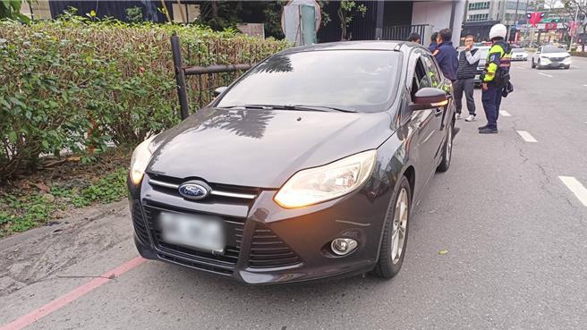 自小客违停汐止大同路一段，被人发现时驾驶已无生命迹象。（警方提供）