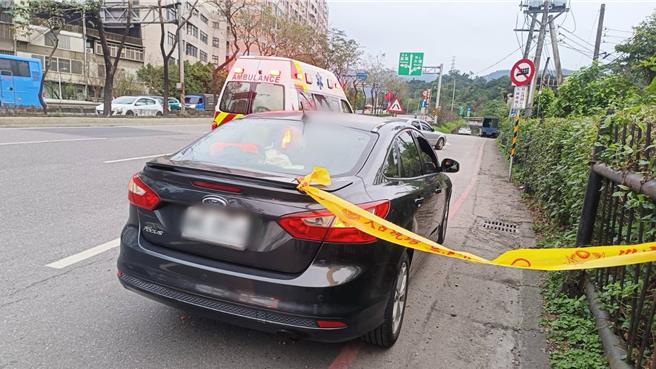 自小客违停汐止大同路一段，被人发现时驾驶已无生命迹象。（警方提供）