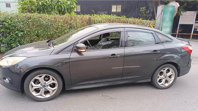 自小客违停汐止大同路一段，被人发现时驾驶已无生命迹象。（警方提供）