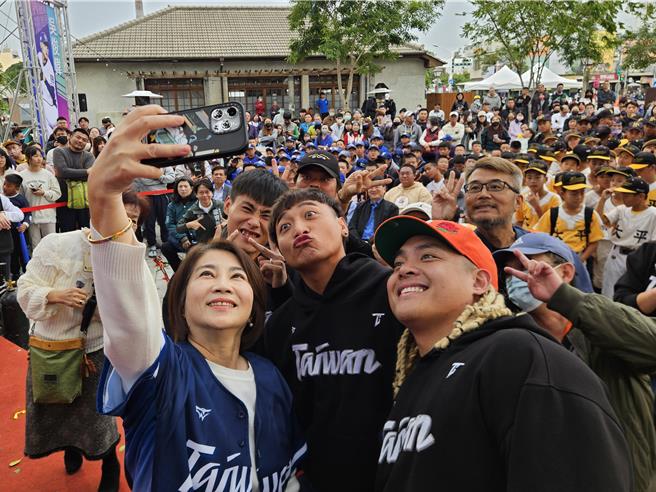 屏东县政府16日在胜利星村举办「世界冠军屏东英雄见面会」，县长周春米（左一）开心与吴俊伟（中）、吉力吉捞．巩冠（右）及张政禹（后左一）开心自拍。（罗琦文摄）