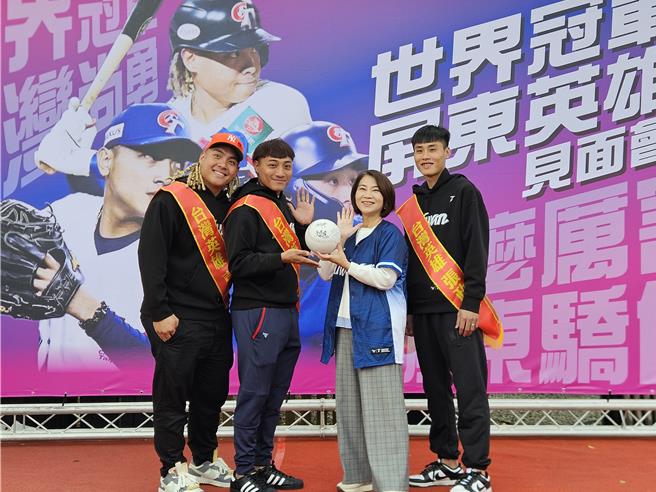 吉力吉捞．巩冠（左一）、吴俊伟（左二）和张政禹（右一）回赠大颗签名球给屏东县长周春米（右二）。（罗琦文摄）