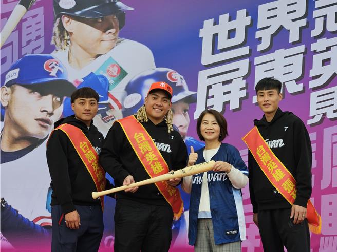 吴俊伟（左一）、吉力吉捞．巩冠（左二）和张政禹（右一）赠送签名球棒给屏东县长周春米（右二）。（罗琦文摄）