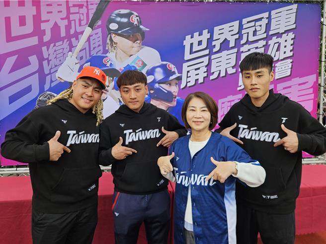 吉力吉捞．巩冠（左起）、吴俊伟、屏东县长周春米和张政禹秀出「Taiwan」的名字。（罗琦文摄）