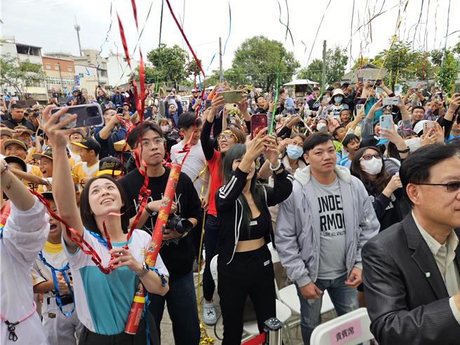 3位屏东出身的球星与屏东球迷见面，球迷相当兴奋。（罗琦文摄）