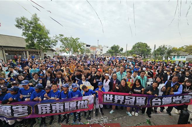 屏东县政府16日在胜利星村举办「世界冠军屏东英雄见面会」。（罗琦文摄）