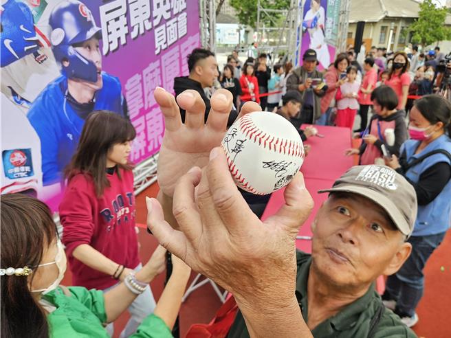 从美国返台的球迷盛中兴排队5个小时拿到第1颗签名球，非常兴奋。（罗琦文摄）