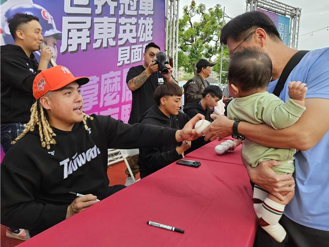 3位球星为球迷签名，球迷相当开心。（罗琦文摄）