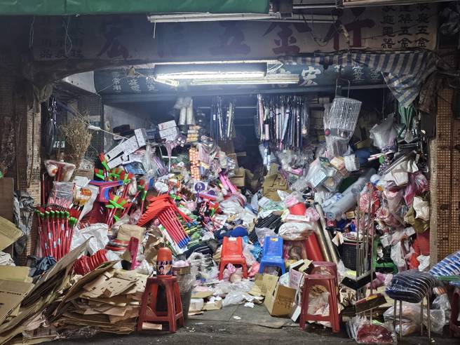 北市北投「超狂五金行」千种商品乱到爆红。（记者游定刚拍摄）