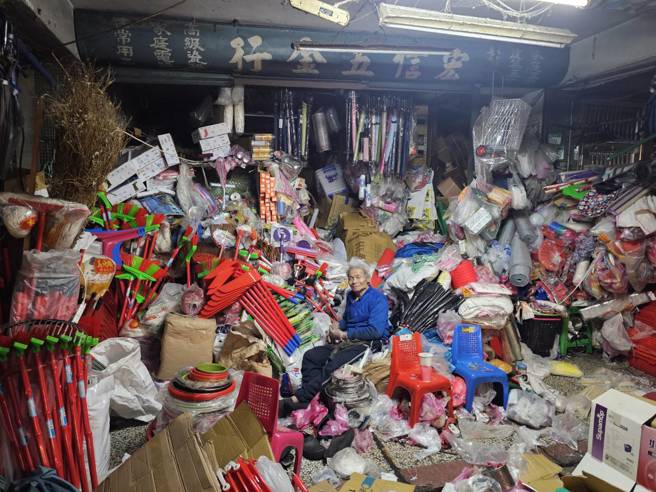 余老板在北投经营五金行47年，年纪大有意将店面熄灯号。（记者游定刚拍摄）