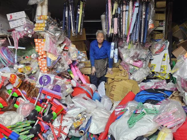 外人看店内杂乱，余老板其实是乱中有序。（记者游定刚拍摄）