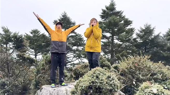 台东县嘉明湖山屋今（16）日降下霭霭白雪，山友又惊又喜，直呼「雪愈来愈大，山上超美的」。（山友提供／萧嘉蕙台东传真）