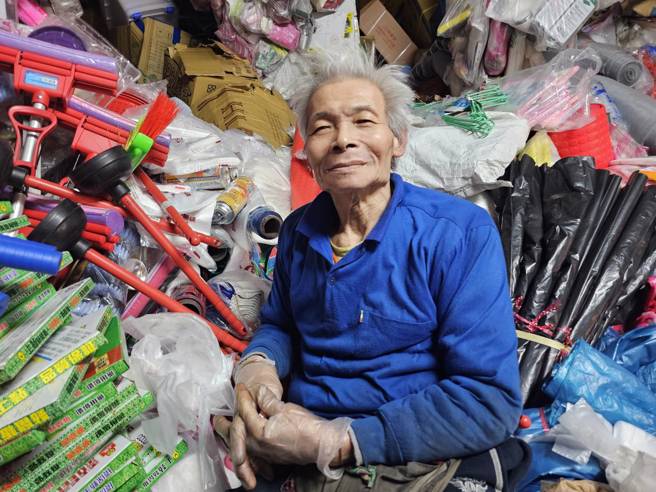 70岁五金行余老板感嘆「老了没体力整理」。（记者游定刚拍摄）