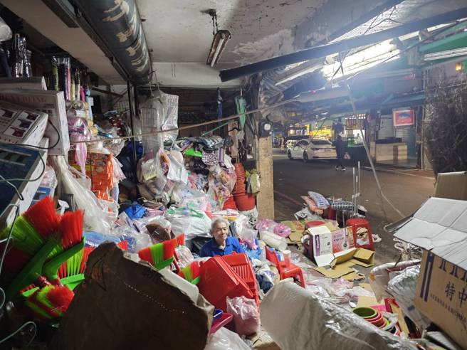五金行商品炸出店外，与一旁巷弄成强烈对比。（记者游定刚拍摄）