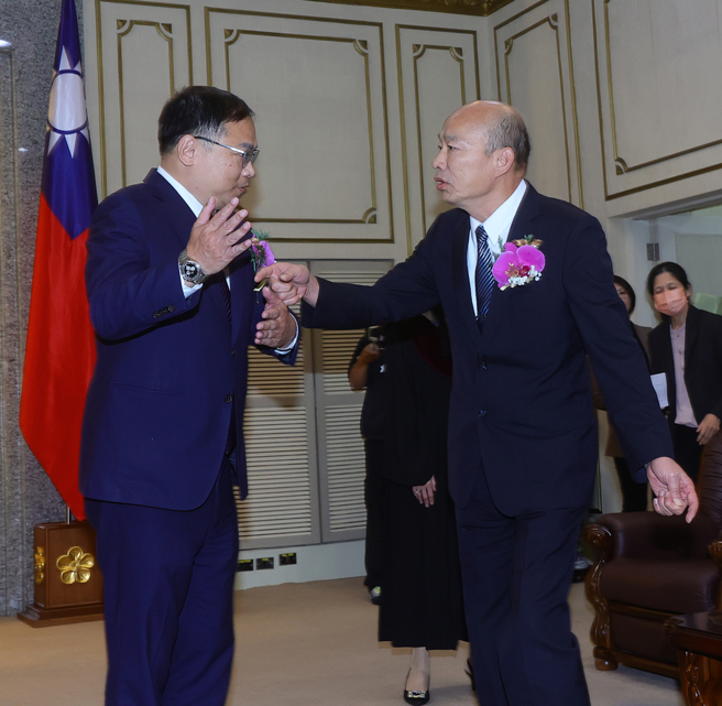 王义川(左)递补民进党不分区立委，2日宣誓就职；韩国瑜(右)现场打趣调侃，互动引发话题。（示意图／资料照／刘宗龙摄）