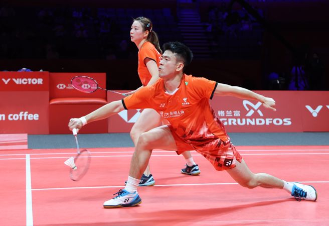 中国大陆混双组合郑思维（前）、黄雅琼（后）国际赛最后一次合作，在BWF年终赛成功夺冠。（资料照／羽球协会提供）