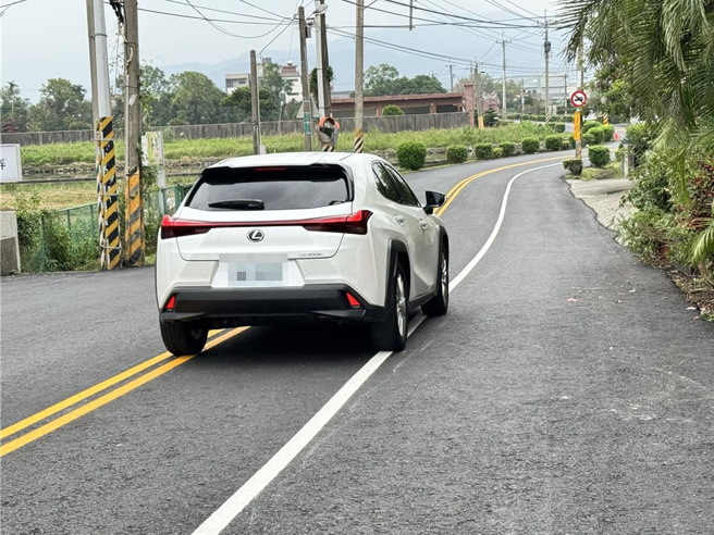 有民眾发现宜兰冬山乡柯林路上的汽机车道异常狭窄，不禁PO网问「这线画的正常吗？第一次开这么窄的」。（吴佩蓉摄）