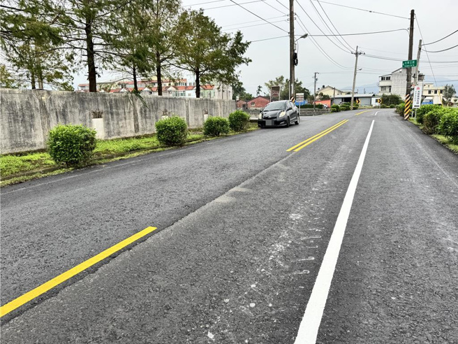 目前柯林路刚进行完刨铺工程。（吴佩蓉摄）