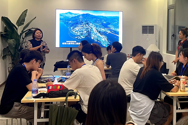 8月13日，在第十二届海峡青年节‧第三届海峡乡建乡创奖系列活动城乡永续学院公开课上，曾乐福正在授课。（受访者 供图）