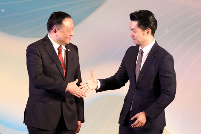 2024年双城论坛将在17日于台北揭幕，上海访团16日抵台，台北市长蒋万安（右）、上海副市长华源（左）两人在台北市政府欢迎晚宴互动热络。（邓博仁摄）