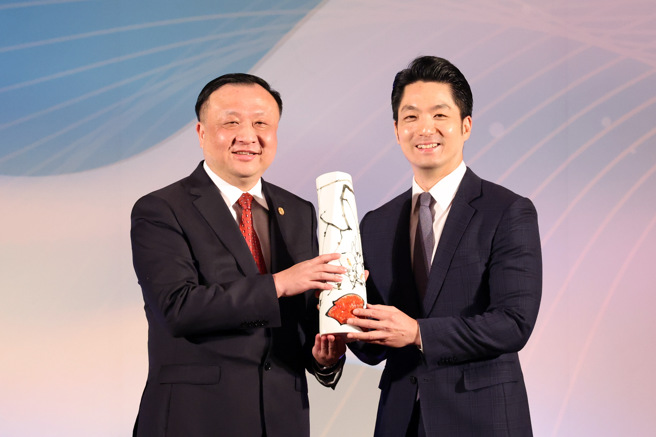 2024年双城论坛将在17日于台北揭幕，上海访团16日抵台，台北市长蒋万安（右）、上海副市长华源（左）两人在台北市政府欢迎晚宴互赠礼物，祝福双城论坛圆满成功。（邓博仁摄）