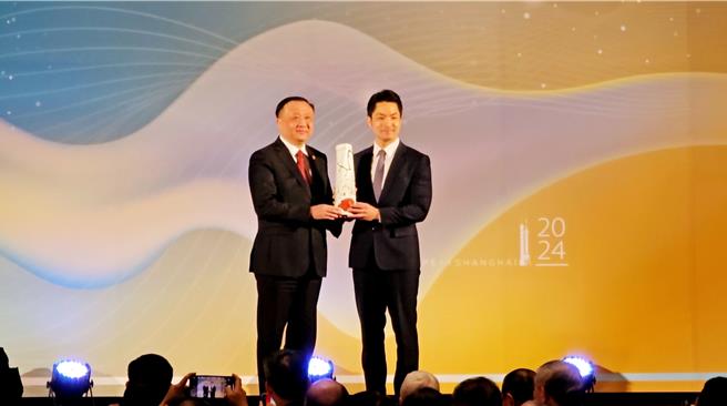 双城论坛欢迎晚宴的互赠礼物环节，上海市副市长华源（左）赠送艺术瓷瓶给台北市。（蓝孝威摄）