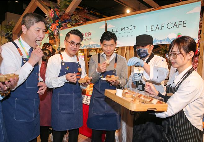 「桃机好FOOD有 五星美食探险去」邀请贵宾一同穿上围裙化身厨师，踏上桃园机场美食寻宝探险之旅，机场公司总经理范孝伦（左一）带领机场大联盟团队，一起到摊位吃美食。（陈麒全摄）