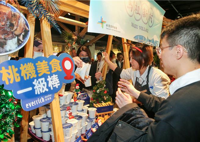 「桃机好FOOD有」活动摊位提供餐点展示及试吃品，邀请旅客一同品嚐桃园机场美食。  （陈麒全摄）