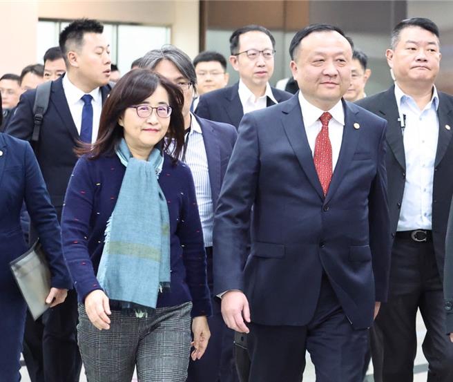 上海市副市长华源（前排右二红领带者）16日中午率上海团主团抵台。（丁上程摄）