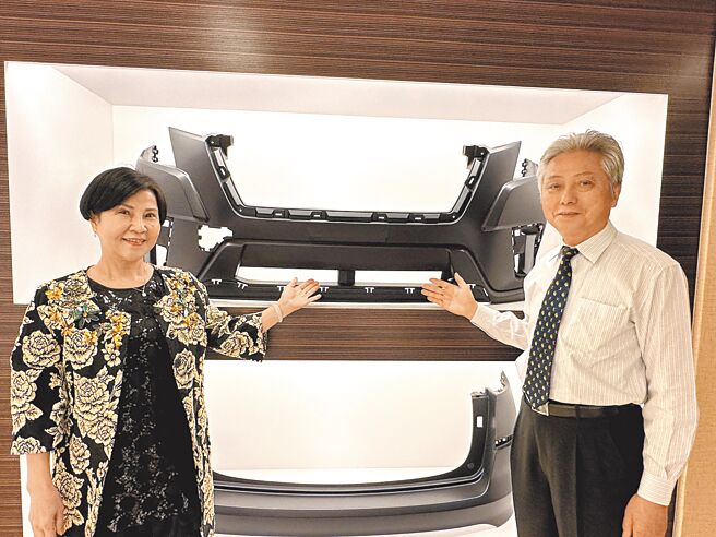 昭輝實業總裁林宜宏（右）與曾任昭輝董事長林詩芸（左）夫妻檔，親自介紹自家生產汽車保險桿樣品。圖／劉朱松