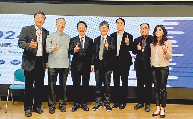柜买中心董事长简立忠（左三）、台湾数位治理协会理事长陈春山（左二）、台湾工研新创协会总会长高继祖（左一）、前科技部部长暨台大名誉教授陈良基（右四）、台智云总经理吴汉章（右三）、全国工业总会秘书长吕正华（右二）及安侯建业联合会计师事务所副执行长郭冠缨（右一），于「AI领航-加速AI新创IPO前瞻论坛」会场合影。图／柜买中心提供