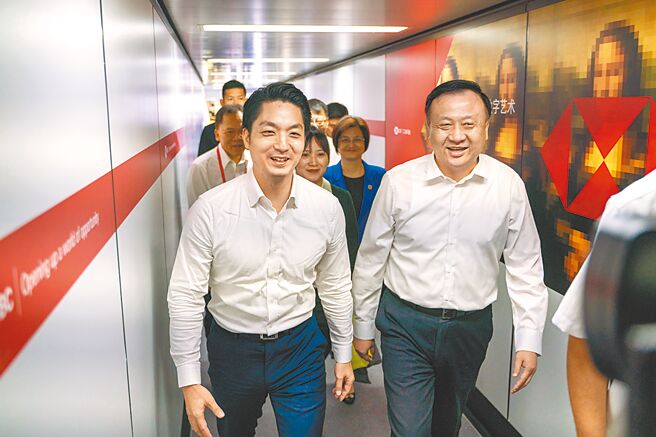 大陆上海副市长华源（右）16日将抵台，出席双城论坛，图为去年台北市长蒋万安（左）抵达上海，华源接机。（台北市政府提供）