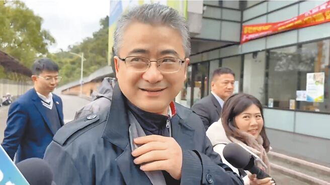 上海市台办副主任李骁东15日搭猫缆，参访猫空和指南宫。（民眾提供／刘彦宜台北传真）