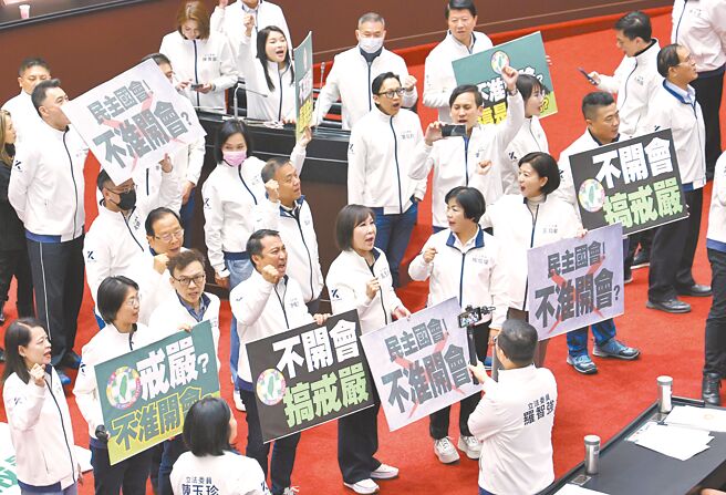 立法院近日朝野攻防激烈再爆衝突。圖為民進黨立委13日占領主席台杯葛《選罷法》、《憲法訴訟法》修正等案審議，國民黨立委怒批，「民進黨不開會搞戒嚴」。（本報資料照片）