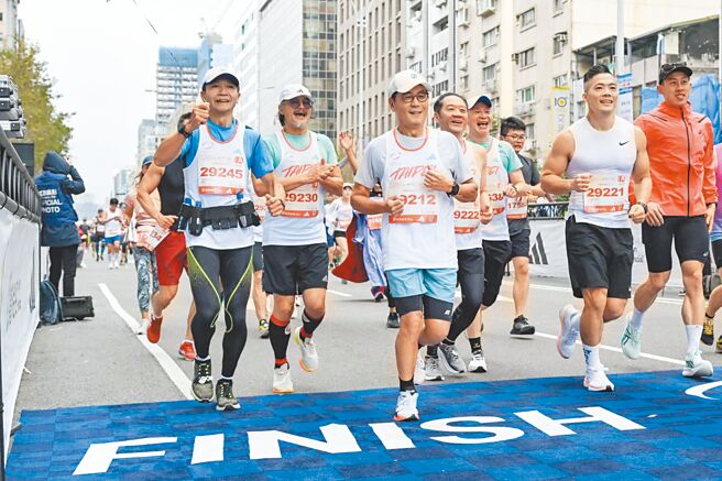 富邦集团董事长蔡明忠（图中）今年第11度完赛臺北马半程马拉松，以行动力挺臺北马，持续号召大家为健康与永续而跑。（富邦金控提供）