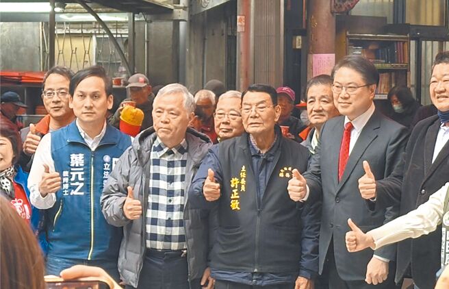 民进党秘书长林右昌（右二）15日前往新北市拜庙。（资料照／贺培晏摄）