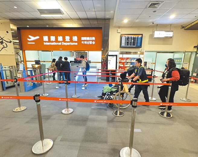 大陆籍刘姓老翁10月搭乘邮轮病发送往花莲慈济医院医治，14日出院返回大陆。（花莲县议员吴建志提供／罗亦晽花莲传真）