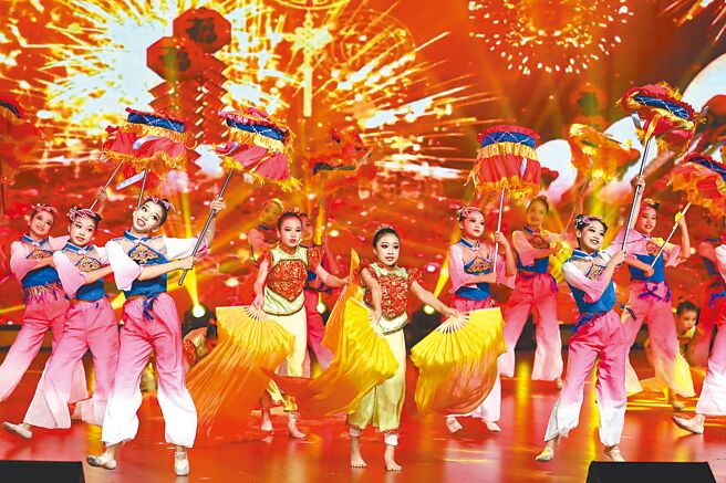 漳台青少年共同表演舞蹈《庙会风情》。（中新社）