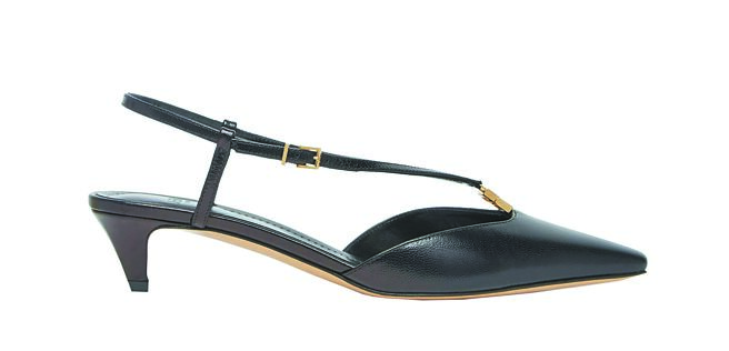 FENDI低跟鞋，3万3000元。（FENDI提供）