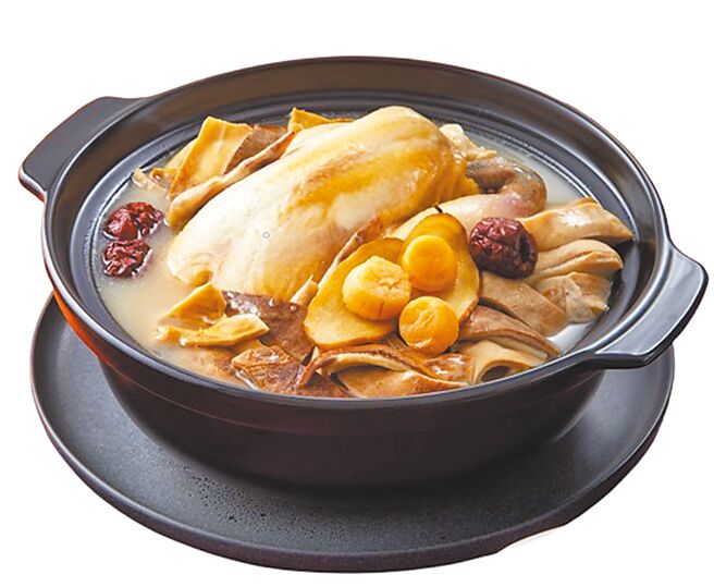 全家推锦霞楼「胡椒猪肚干贝鸡汤」，899元。（全家提供）