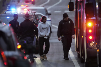 美学校爆2死6伤枪击案 15岁女嫌枪杀老师同学后疑自戕