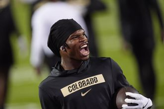 愈燒愈大？美國大學「二刀流」球星獲頒大獎 女友失禮行為惹議