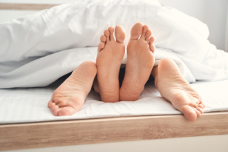 情侶自拍激戰片！女友傳「深夜福利」給閨蜜  男抓包超崩潰