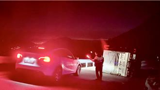 合歡山區0度低溫路面溼滑   野台布袋戲車翻覆    警寒夜疏導4小時 
