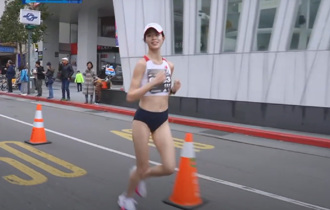 影》導播狂拍！台北馬「9頭身長腿正妹」爆紅 身分大有來頭