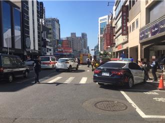 又见行人地狱！高雄6旬妇遭休旅车撞上「卷车底」送医不治