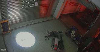 宜蘭醉男踹機車亂撒尿  醜態全被拍！還開車撞倒7機車慘了