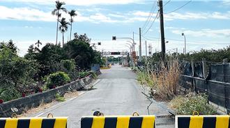 台東雲南路拓寬工程延宕通車延期 農民自闢田間小徑省油錢