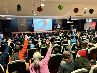 八療多元化醫療照護 破百位病友歲末「聖誕同樂會」